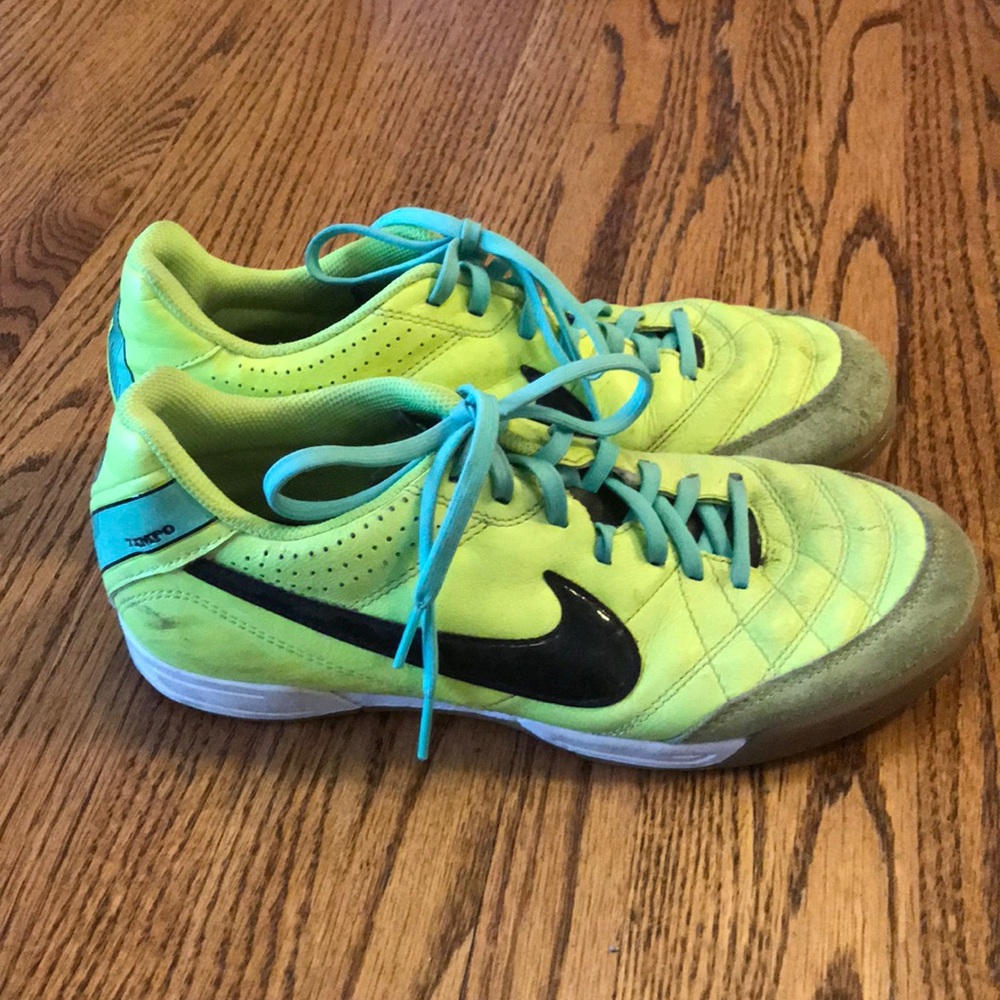 Nike indoor soccer shoe/ court shoe